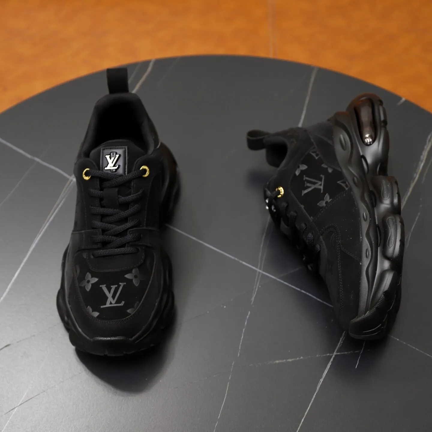Ex-factory price: 462💰🙅‍♂️🙅‍♂️🙅‍♂️ Brand: Louis Vuitton Standard code: 38-44 (45 customized) Grade: Same as the official website Material: Original cowhide splicing fabric Comfortable and breathable lining Lightweight, soft and wear-resistant outsole Style category: Men's fashionable casual shoes Running sneakers Distinguished luxury brand elements Top luxury Color: actual picture color